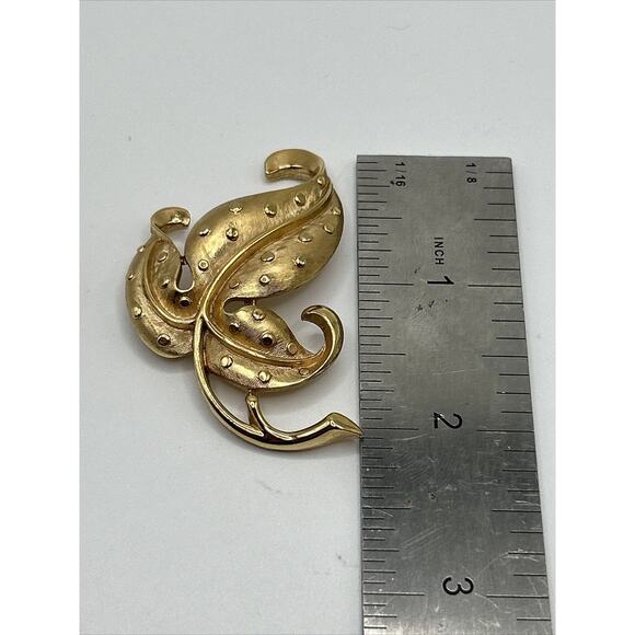 Vintage Crown Trifari Brushed Gold Leaf Dot Design Brooch Pin Signed - Picture 6 of 7